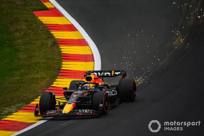 Max Verstappen, Red Bull Racing RB18 saca chispas