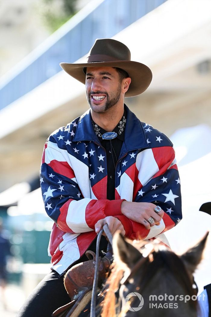 Daniel Ricciardo, McLaren llega en caballo al paddock