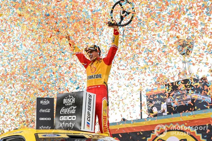 El Campeón de la Copa Nascar Joey Logano, Equipo Penske, Ford Mustang