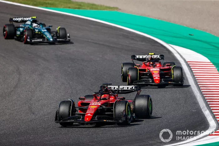 Charles Leclerc, Ferrari SF-23, Carlos Sainz, Ferrari SF-23, Fernando Alonso, Aston Martin AMR23