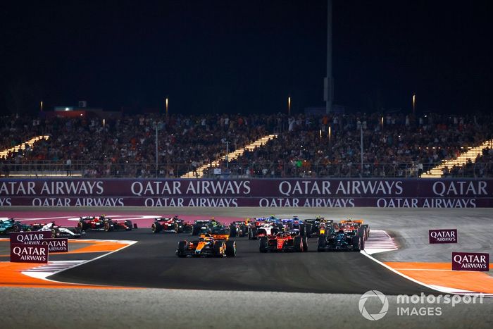 Oscar Piastri, McLaren MCL60, Carlos Sainz, Ferrari SF-23, George Russell, Mercedes F1 W14, Lando Norris, McLaren MCL60, Max Verstappen, Red Bull Racing RB19, el resto de la parrilla en la primera vuelta de la carrera Sprint.