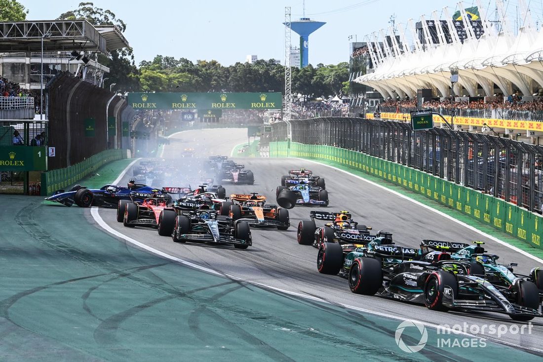 Sir Lewis Hamilton, Mercedes F1 W14, adelanta a Fernando Alonso, Aston Martin AMR23, Lance Stroll, Aston Martin AMR23, y al resto de pilotos mientras se produce un accidente entre Kevin Magnussen, Haas VF-23, y Alex Albon, Williams FW45.
