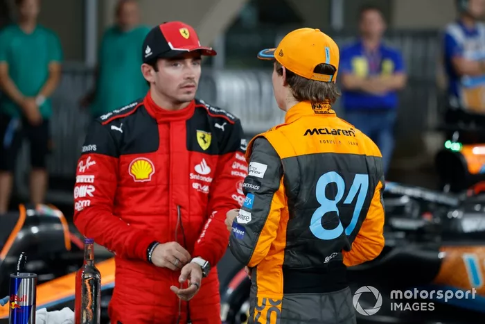 Charles Leclerc, Scuderia Ferrari, Oscar Piastri, McLaren, en el Parc Ferme tras la clasificación