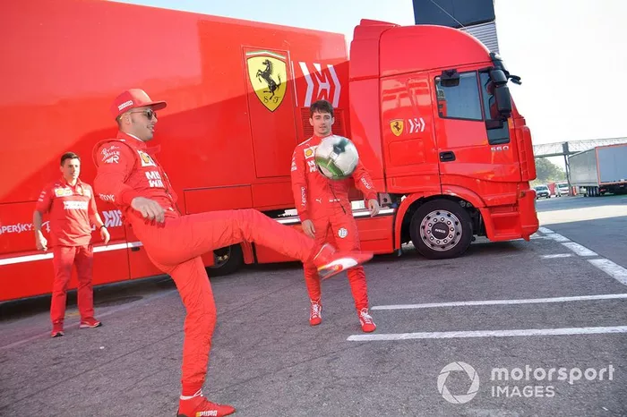 Antonio Fuoco, Ferrari e Charles Leclerc, Ferrari giocano a calcio nel paddock