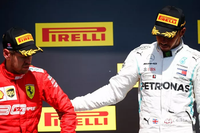 Podio: segundo lugar Sebastian Vettel, Ferrari, 2nd position, y el ganador de la carrera Lewis Hamilton, Mercedes AMG F1