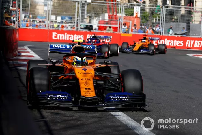 Lando Norris, McLaren MCL34, Daniil Kvyat, Toro Rosso STR14, y Carlos Sainz Jr., McLaren MCL34