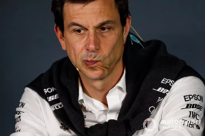 Toto Wolff, Director Ejecutivo (Negocios), Mercedes AMG, en la Conferencia de Prensa de los Directores de Equipo