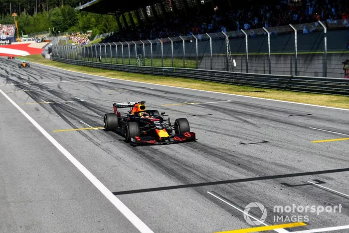 Ganador de la carrera Max Verstappen, Red Bull Racing RB15