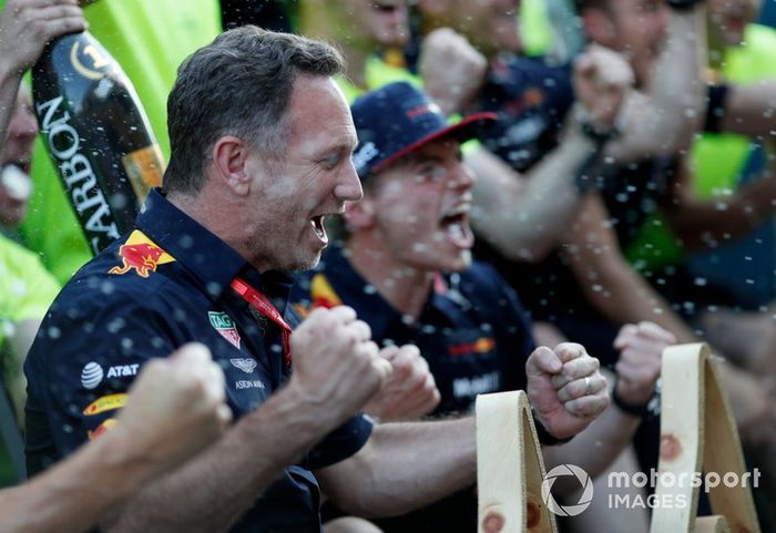 Christian Horner y Max Verstappen, Red Bull Racing celebran con el equipo