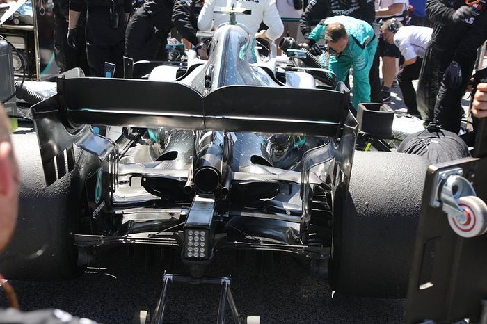 Mercedes AMG F1 W10, parte posteriore