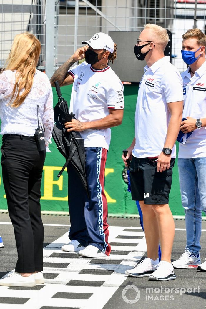 Lewis Hamilton, Mercedes and Nikita Mazepin, Haas F1 on the drivers parade