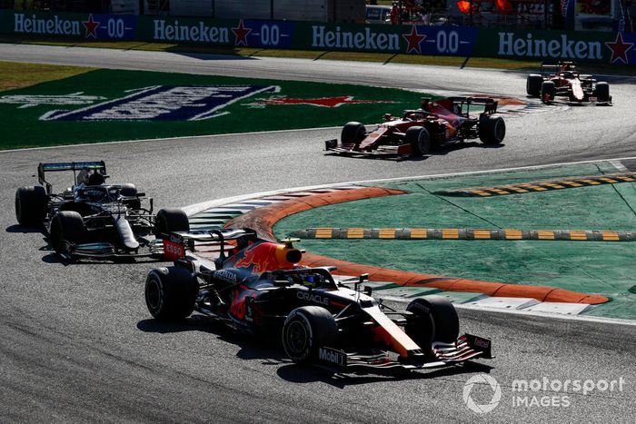 Sergio Pérez, Red Bull Racing RB16B, Valtteri Bottas, Mercedes W12, y Charles Leclerc, Ferrari SF21