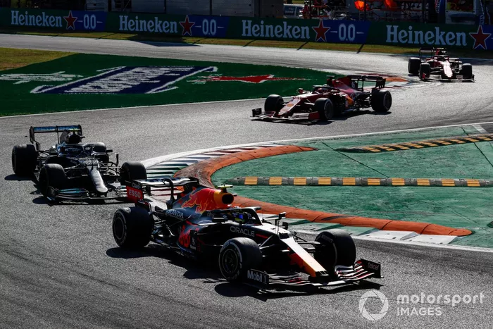Sergio Pérez, Red Bull Racing RB16B, Valtteri Bottas, Mercedes W12, y Charles Leclerc, Ferrari SF21