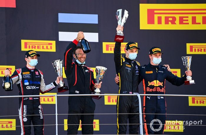 Podio: ganador Christian Lundgaard, ART Grand Prix, segundo lugar Louis Deletraz, Charouz Racing System y tercer lugar Juri Vips, Dams 