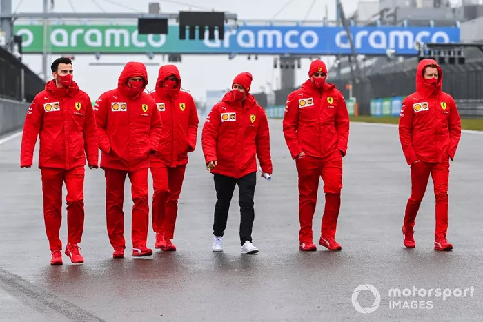 Sebastian Vettel recorre la pista de Nürburgring con el equipo Ferrari