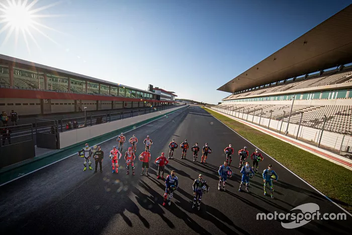 Foto de grupo de los pilotos que disputaron el test de octubre en Portimao
