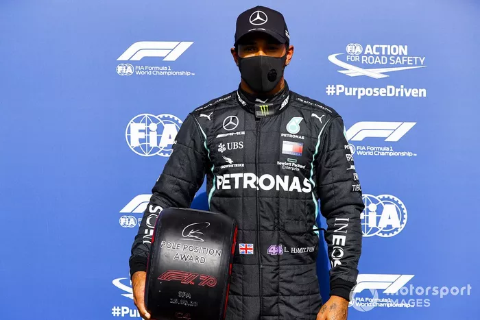 Ganador de la pole Lewis Hamilton, Mercedes-AMG F1 con el trofeo de Pirelli Pole Position