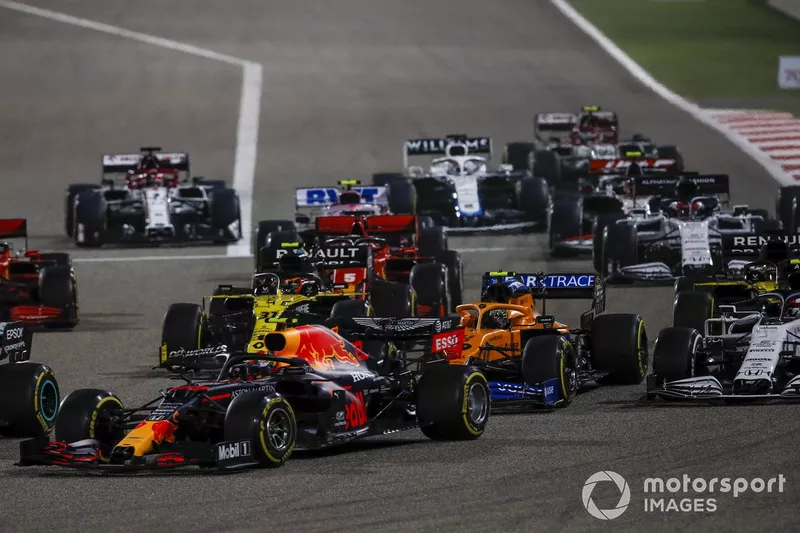 Max Verstappen, Red Bull Racing RB16, Lando Norris, McLaren MCL35, Esteban Ocon, Renault F1 Team R.S.20 al inicio