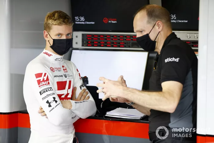 Mick Schumacher, Haas F1, habla con Gary Gannon