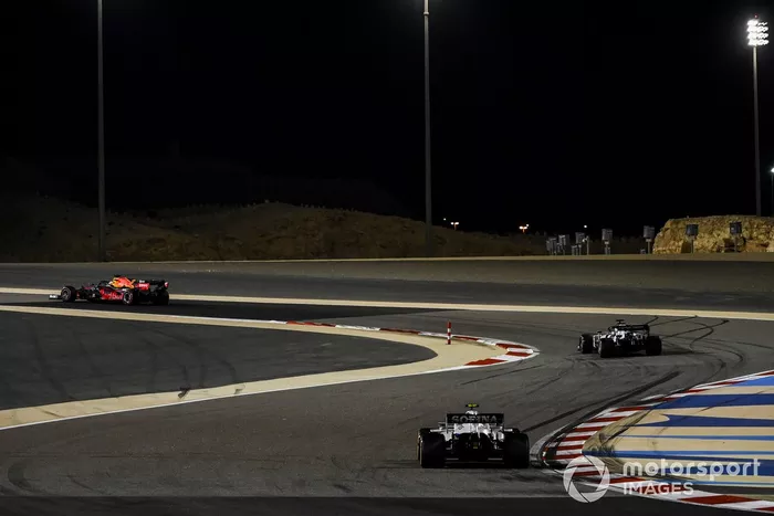 Max Verstappen, Red Bull Racing RB16, Daniil Kvyat, AlphaTauri AT01, e Nicholas Latifi, Williams FW43