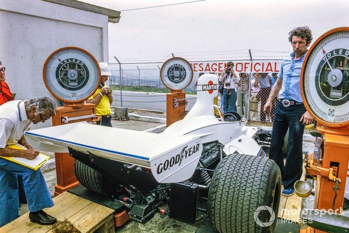 O Brabham BT44B Ford na balança para as verificações técnicas