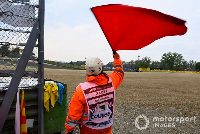 Un oficial de pista con bandera roja 