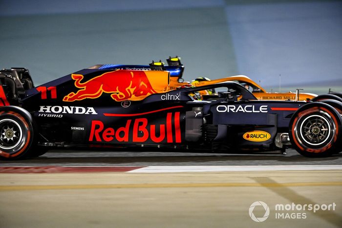Sergio Pérez, Red Bull Racing RB16B, Lando Norris, McLaren MCL35M