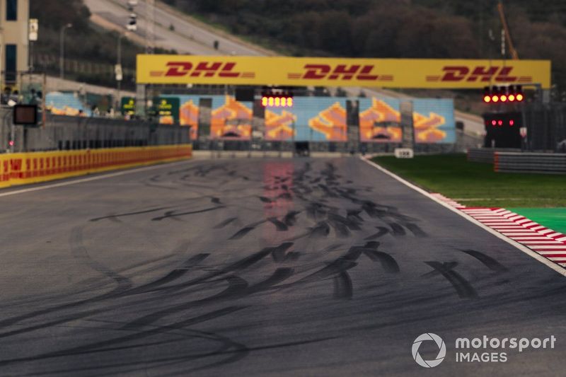 Marcas de neumáticos en pista