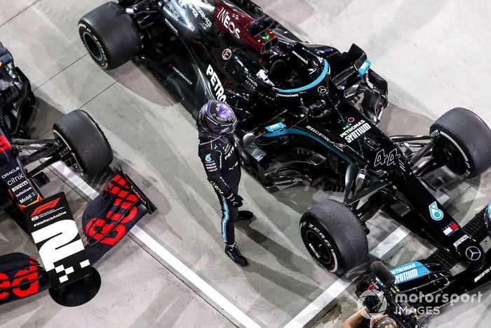 Ganador Lewis Hamilton, Mercedes, celebra en Parc Ferme