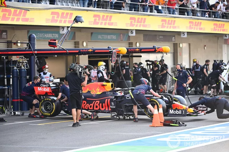 Max Verstappen, Red Bull Racing RB16B, vuelve al garaje