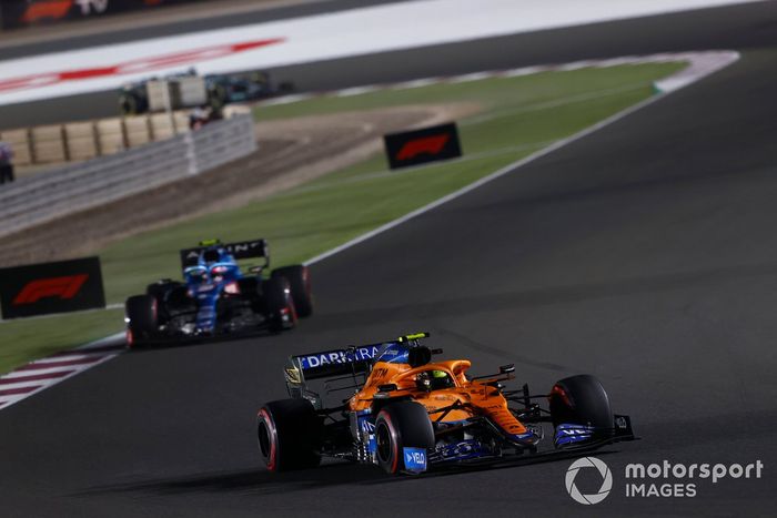 Lando Norris, McLaren MCL35M, Esteban Ocon, Alpine A521