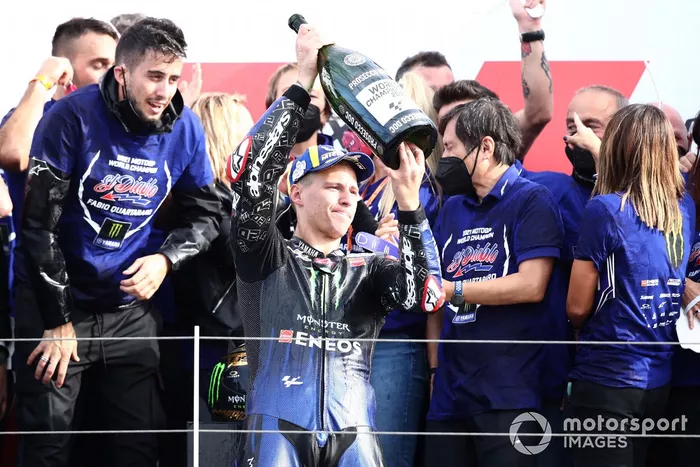 El campeón del mundo Fabio Quartararo, Yamaha Factory Racing, celebra con su equipo