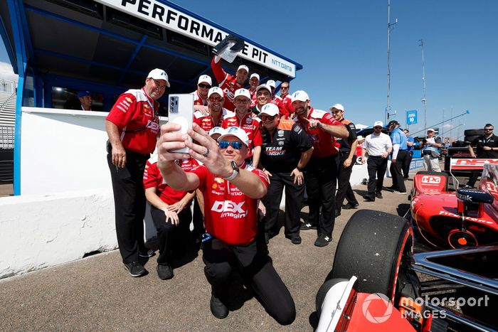 El piloto Scott McLaughlin, del equipo Penske Chevrolet, celebra su pole position con su equipo