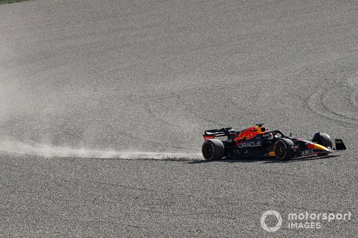 Max Verstappen, Red Bull Racing RB18, en la grava