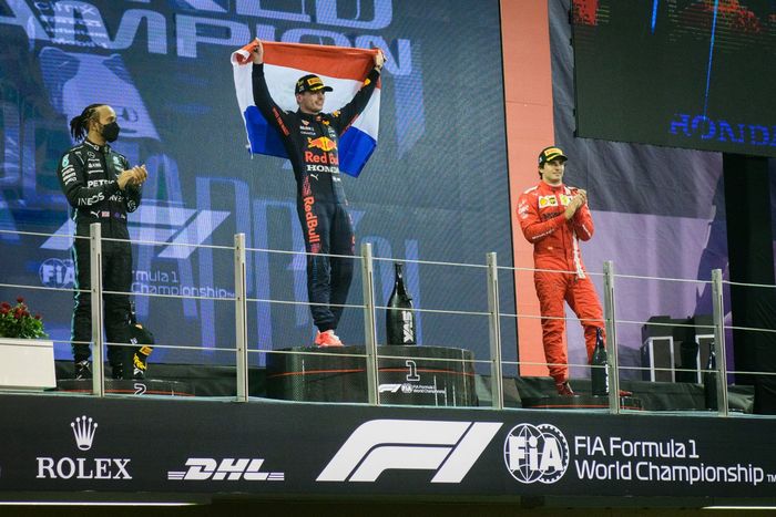 Podio: ganador de la carrera y campeón del mundo Max Verstappen, Red Bull Racing, el segundo Lewis Hamilton, Mercedes, y el tercero Carlos Sainz Jr., Ferrari