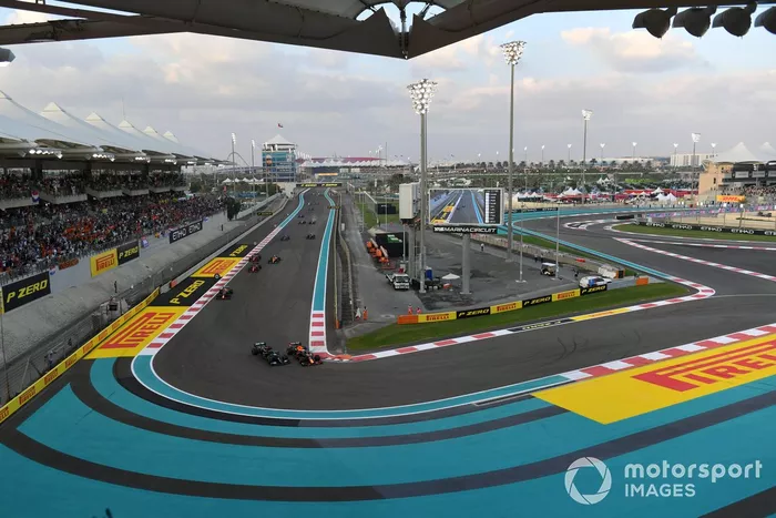 Max Verstappen, Red Bull Racing RB16B, lucha con Lewis Hamilton, Mercedes W12, por el liderato en la primera vuelta