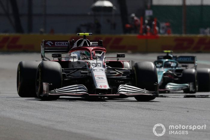 Antonio Giovinazzi, Alfa Romeo Racing C41, Sebastian Vettel, Aston Martin AMR21