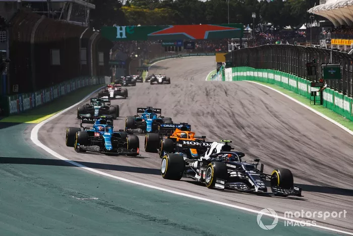 Pierre Gasly, AlphaTauri AT02, Daniel Ricciardo, McLaren MCL35M, Esteban Ocon, Alpine A521, Fernando Alonso, Alpine A521, y el resto del grupo en la salida