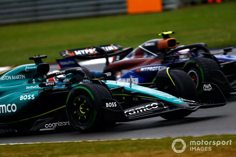 Lance Stroll, Aston Martin AMR24, dépasse Logan Sargeant, Williams FW46