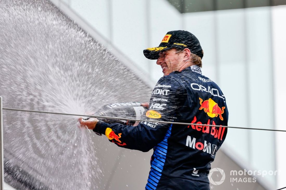 Max Verstappen, Red Bull Racing, 1. pozycja, rozpyla szampana zwycięstwa
