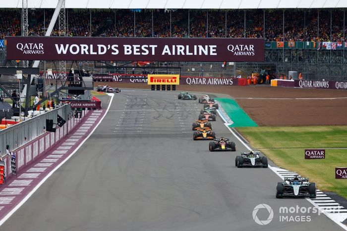 George Russell, Mercedes F1 W15, Lewis Hamilton, Mercedes F1 W15, Max Verstappen, Red Bull Racing RB20