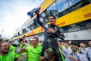 George Russell, Mercedes-AMG F1 Team, 1ª posición, celebra con su equipo tras la carrera