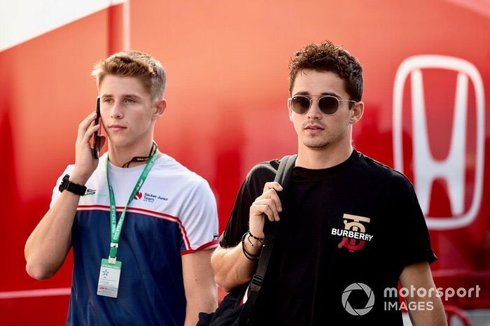 Charles Leclerc, Ferrari con su hermano Arthur Leclerc en el paddock
