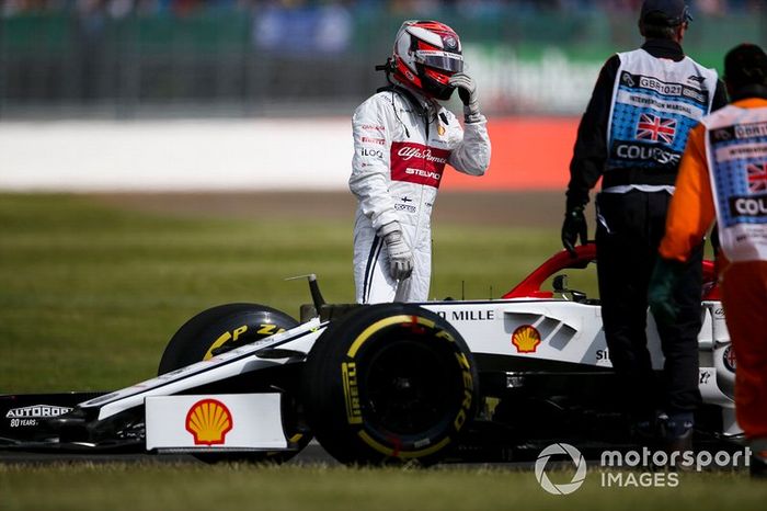 Kimi Raikkonen, Alfa Romeo Racing C38, sufre un problema de fiabilidad en su coche