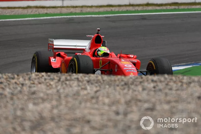 Mick Schumacher conduce el Ferrari F2004