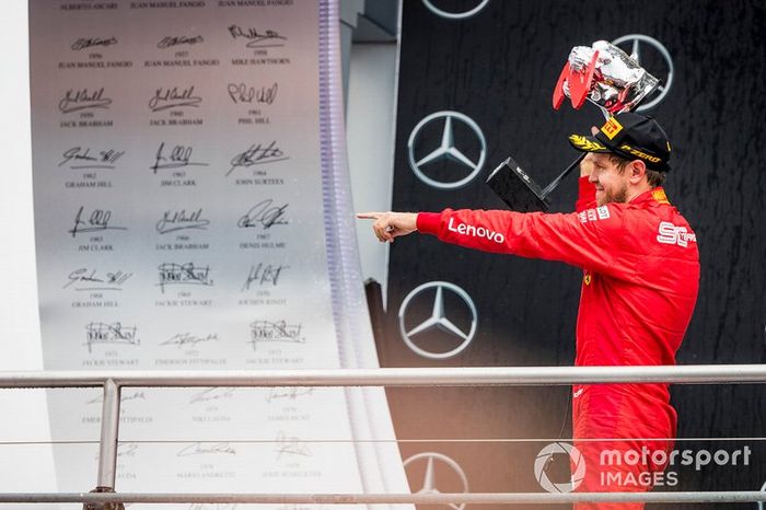 Podio: segundo lugar Sebastian Vettel, Ferrari celebra