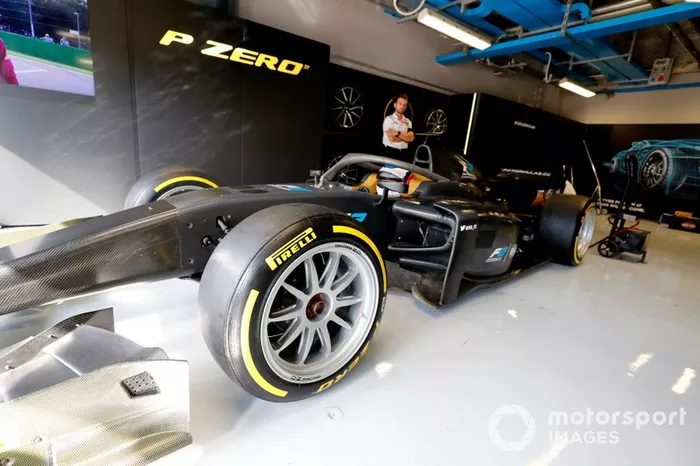 Jean Alesi prueba los nuevos neumáticos Pirelli de 18 pulgadas para las próximas temporada de F2 