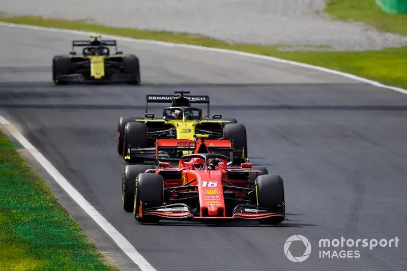 Charles Leclerc, Ferrari SF90, precede Daniel Ricciardo, Renault F1 Team R.S.19, e Nico Hulkenberg, Renault F1 Team R.S. 19