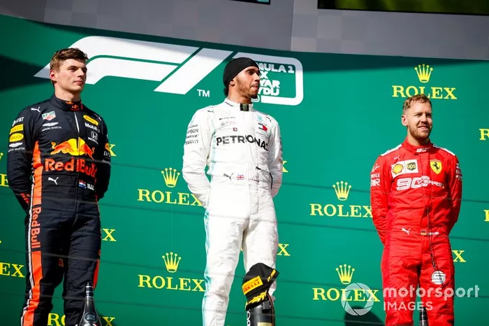 Il secondo classificato Max Verstappen, Red Bull Racing, il primo classificato Lewis Hamilton, Mercedes AMG F1, e il terzo classificato Sebastian Vettel, Ferrari, sul podio