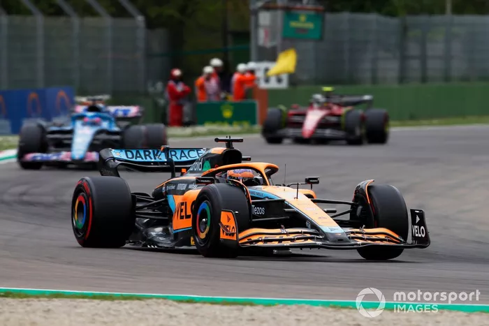 Daniel Ricciardo, McLaren MCL36, Fernando Alonso, Alpine A522